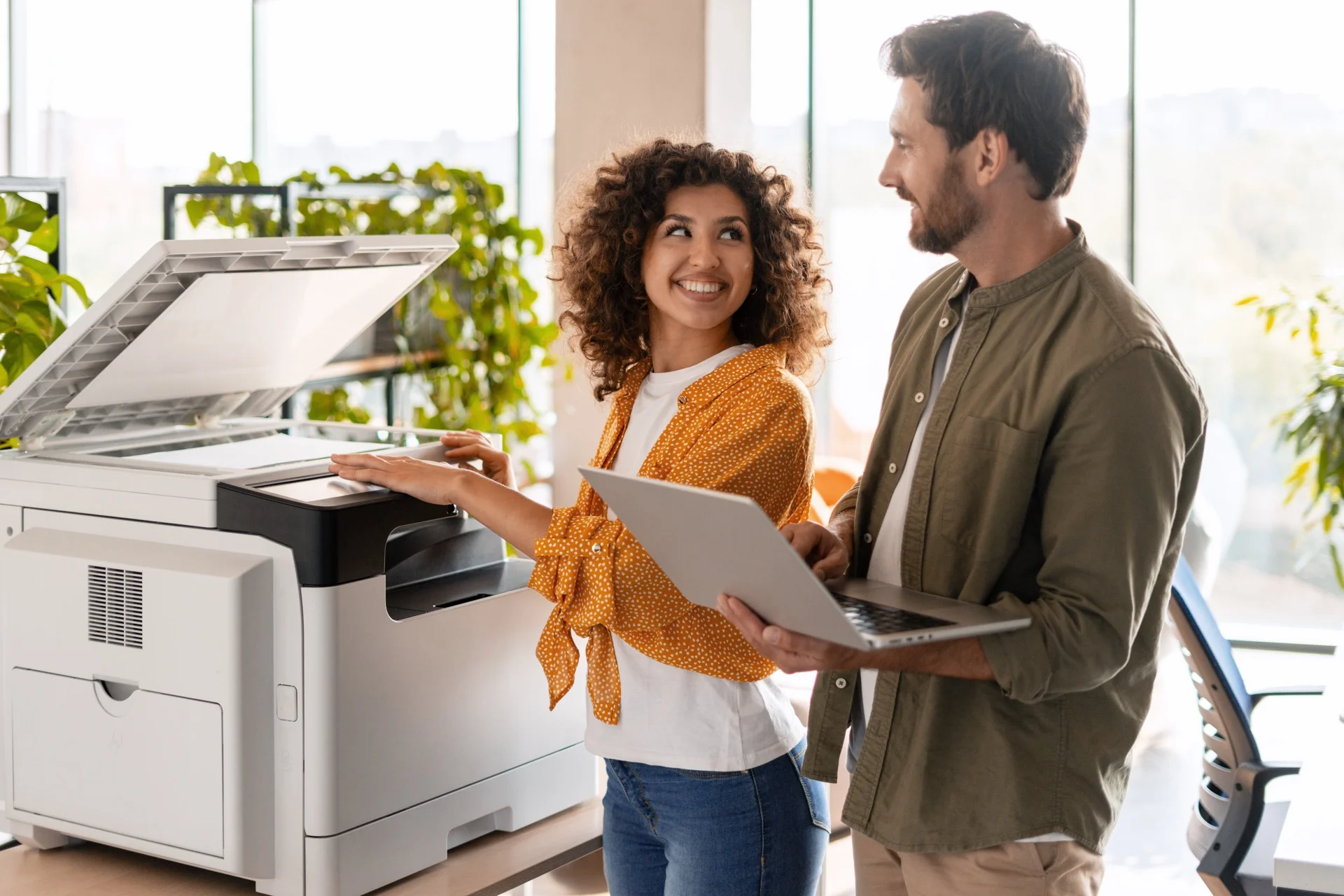 Équipe de professionnels utilisant un photocopieur multifonction en entreprise belge
