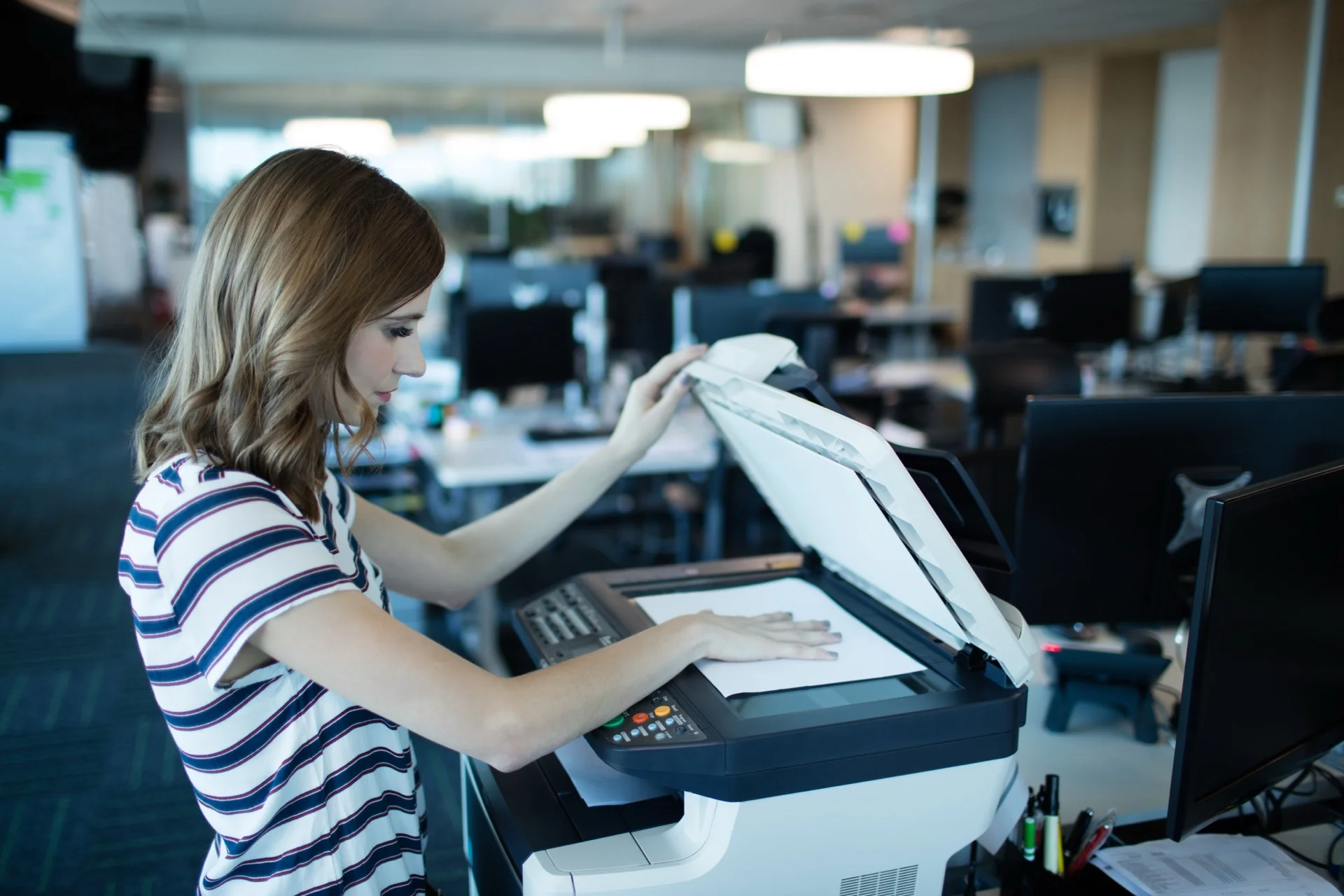 Professionnelle choisissant entre location, leasing et achat d'un photocopieur
